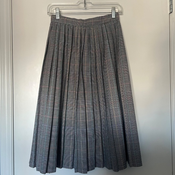 Simply Manakin Vintage Mid Length Houndstooth Print Pleated Skirt - Picture 4 of 12